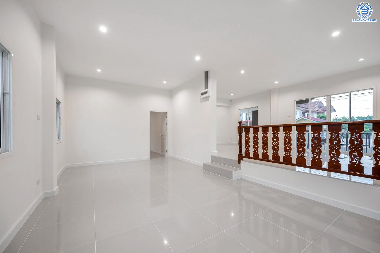 บ้านมือสองตกแต่งใหม่ โครงการ นาราภิรมย์ พุทธมณฑลสาย3 ตกแต่งหรูหรา เนื้อที่ 100 ตร.ว. พื้นที่ใช้สอย 218.73 ตร.ม. ฟังก์ชัน 3 ห้องนอน 4 ห้องน้ำ 1 ห้องแม่บ้าน จอดรถได้ 2 คัน บนทำเลเชื่อมต่อเมือง ใกล้เซ็นทรัลศาลายา, เดอะมอลล์บางแค และทางคู่ขนานลอยฟ้าบรมราชชนนี รายล้อมด้วยสิ่งอำนวยความสะดวกครบ